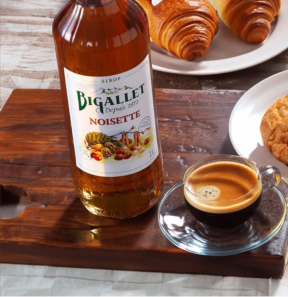 Tasse heißer Espresso mit Haselnusssirup von Bigallet - Beispiel für Kaffeesirupe in Heißgetränken