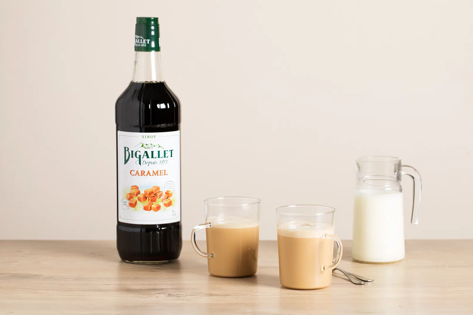 Cremiger Milchkaffee mit Karamellsirup von Bigallet, perfekte Anwendung von Kaffeesirup in Heißgetränken